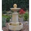 Brunnen mit Tannenzapfen und zwei Hähnen