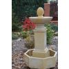 Brunnen mit Tannenzapfen und zwei Hähnen