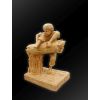 Die Figur eines kleinen Jungen auf einem Baumstamm H 106 cm