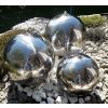 Ein Set aus drei Brunnenkugeln aus Metall, Durchmesser: 28/38/48 cm.