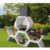 Großer Betongrillgarten mit Tischen