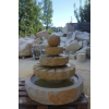 Mehrstöckiger Sandsteinbrunnen