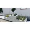 Moderner Garten in einer Firmensiedlung, große, gestufte Pflanzkübel, B 371 x L 616 cm