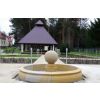 Parkbrunnen mit Kugel