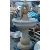 Sandsteinbrunnen mit sitzender Figur