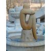 Sandsteinbrunnen mit sitzender Figur