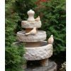 Sandsteinskulpturenbrunnen mit Vögeln