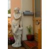 Statue einer Frau mit einer Blume H 140 cm