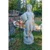 Steinfigur eines Mädchens mit Körben