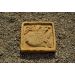 Fliese für den Garten am Weg mit Fischrelief 25 x 25 cm , Gewicht: 4 kg, Art.-Nr.: 8004, Höhe: 3,5 cm, Abmessungen: 25 x 25 cm