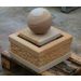 Stilvoller kleiner quadratischer Brunnen mit Kugel 60/60 cm , Art.-Nr.: 550, Artikelname: mit Kugel 30 cm, Breite: 60 / 60 cm , Material: Sandstein